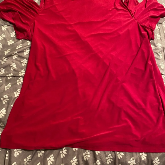 Torrid cold shoulder side-rouched magenta top sz 4 GUC - Picture 6 of 6